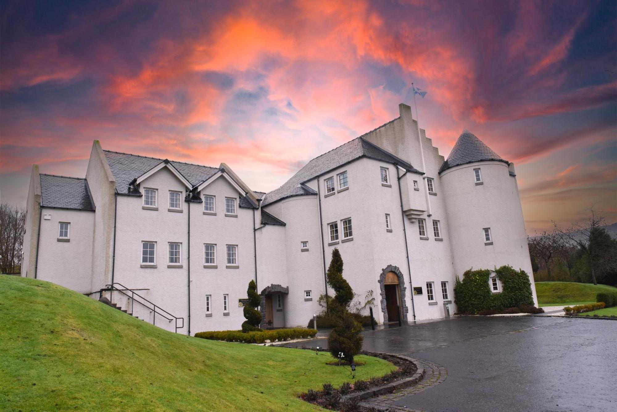 Glenskirlie Castle Hotel Banknock Экстерьер фото
