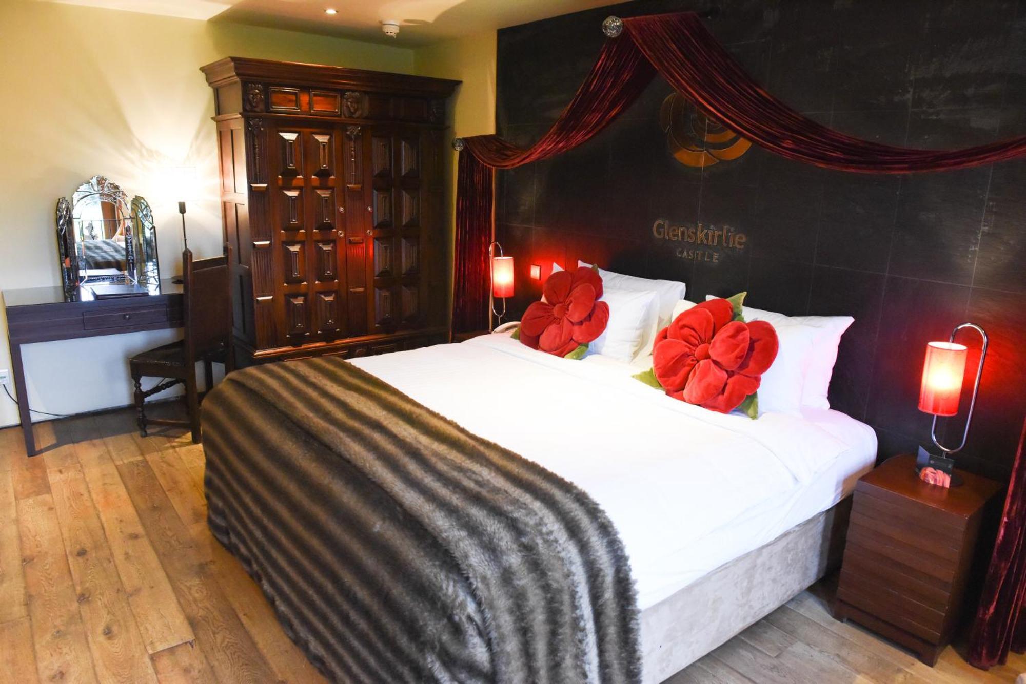 Glenskirlie Castle Hotel Banknock Экстерьер фото