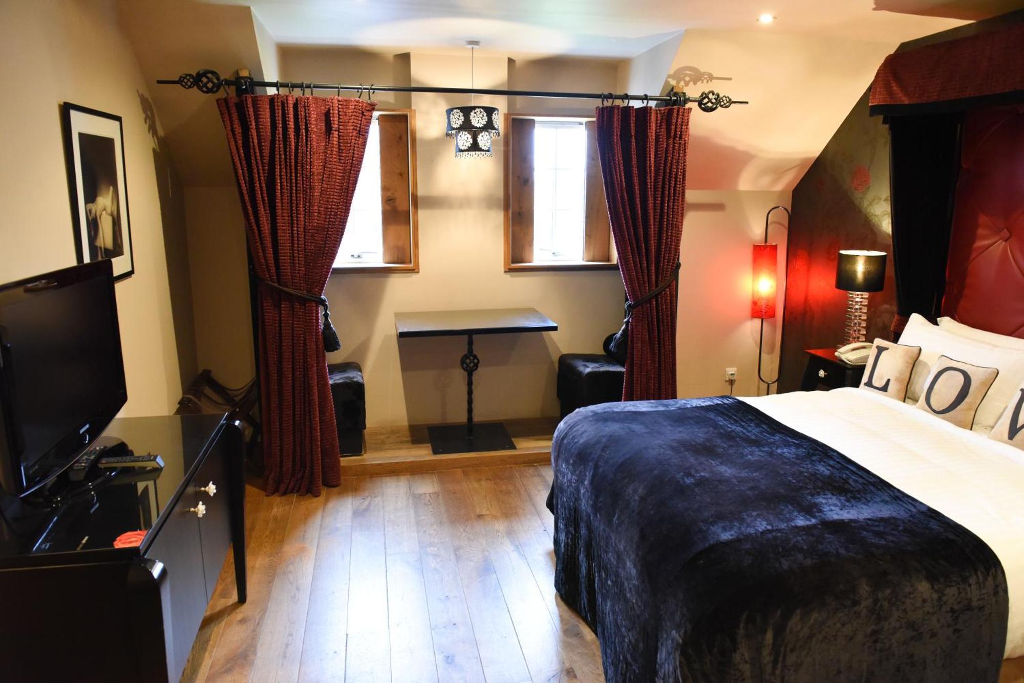 Glenskirlie Castle Hotel Banknock Экстерьер фото