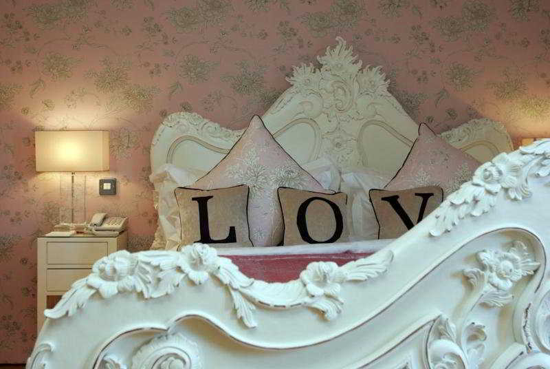 Glenskirlie Castle Hotel Banknock Экстерьер фото